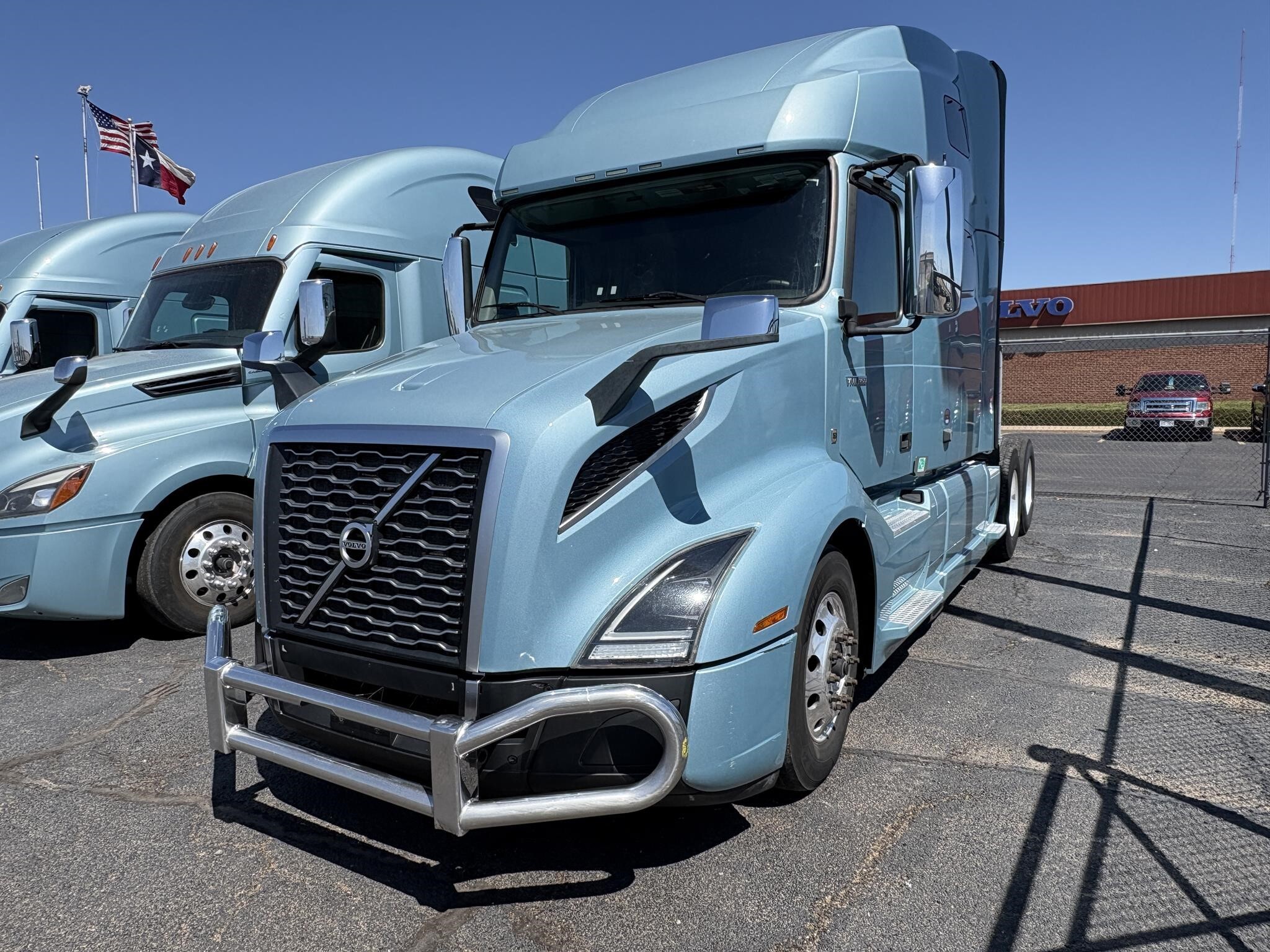 2022 VOLVO VNL64T760 in Dallas, TX