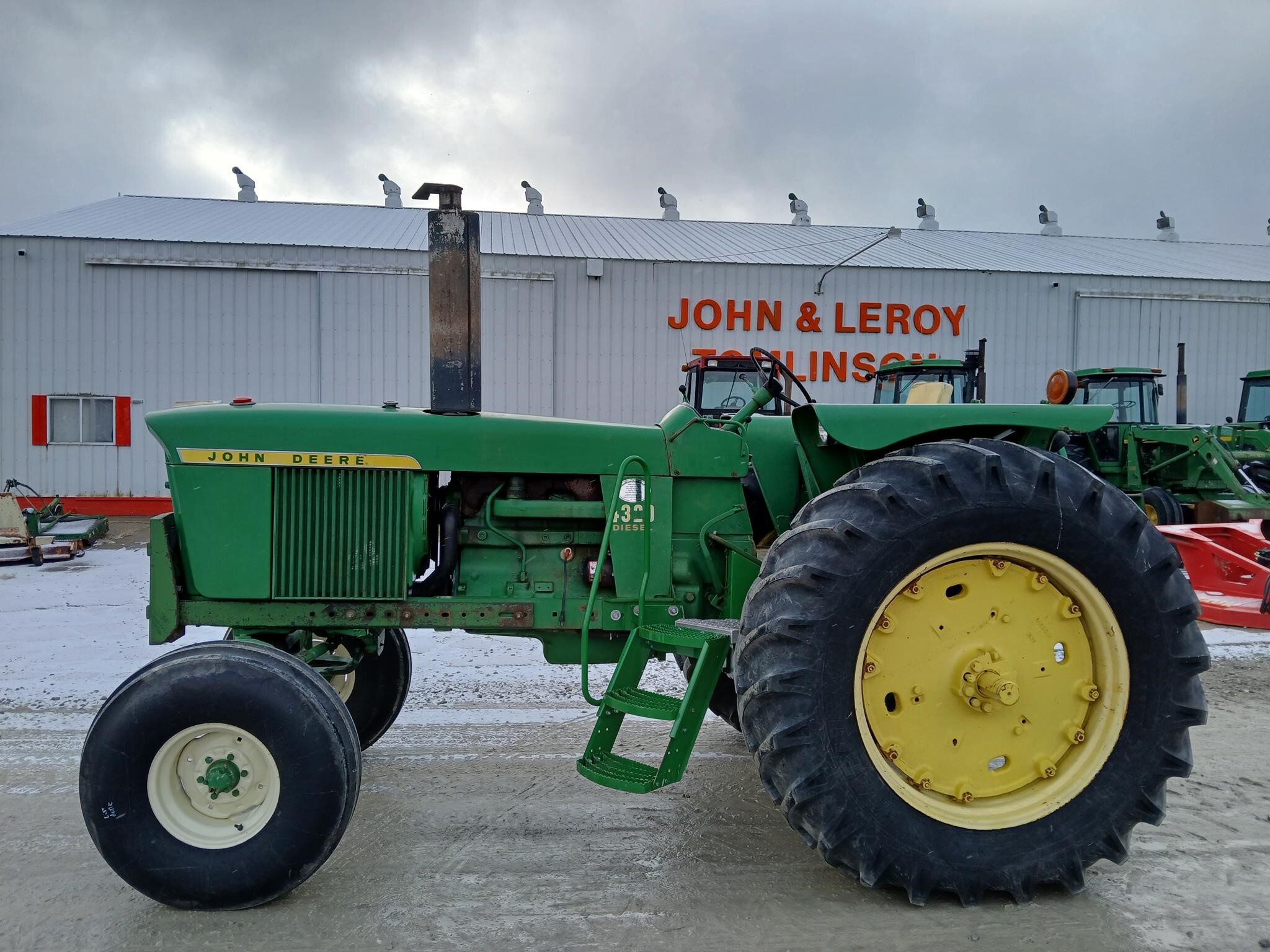 JOHN DEERE 4320 in Marlette, MI