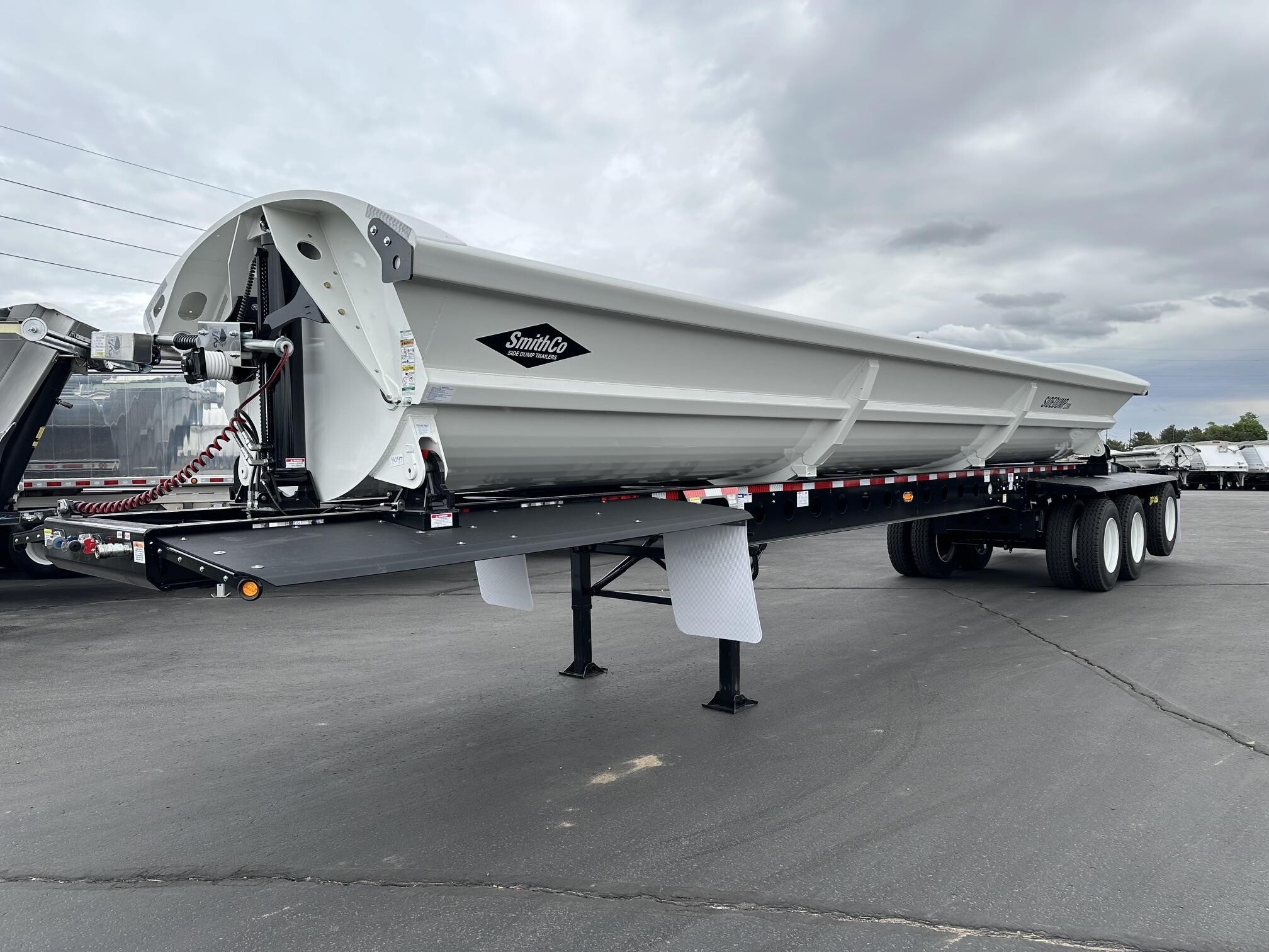 2026 SMITHCO TRI AXLE SIDE DUMP W SUPER SPREAD, AIR RIDE, 6" HD in Henderson, CO