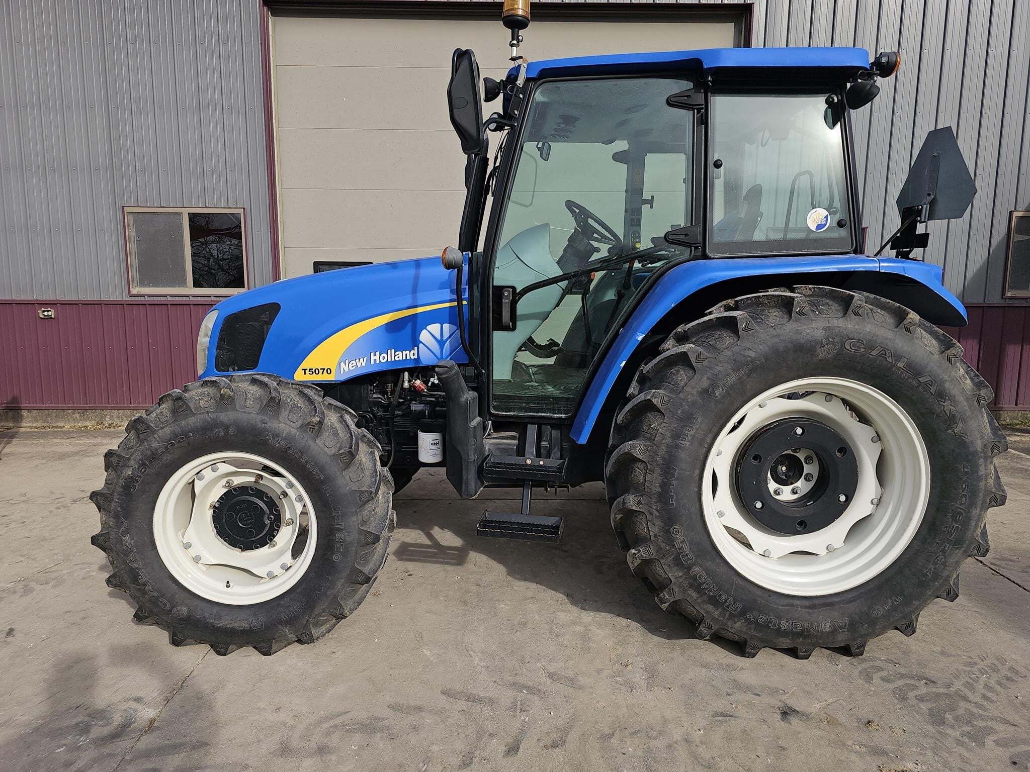 2009 NEW HOLLAND T5070 in Caledonia, MN