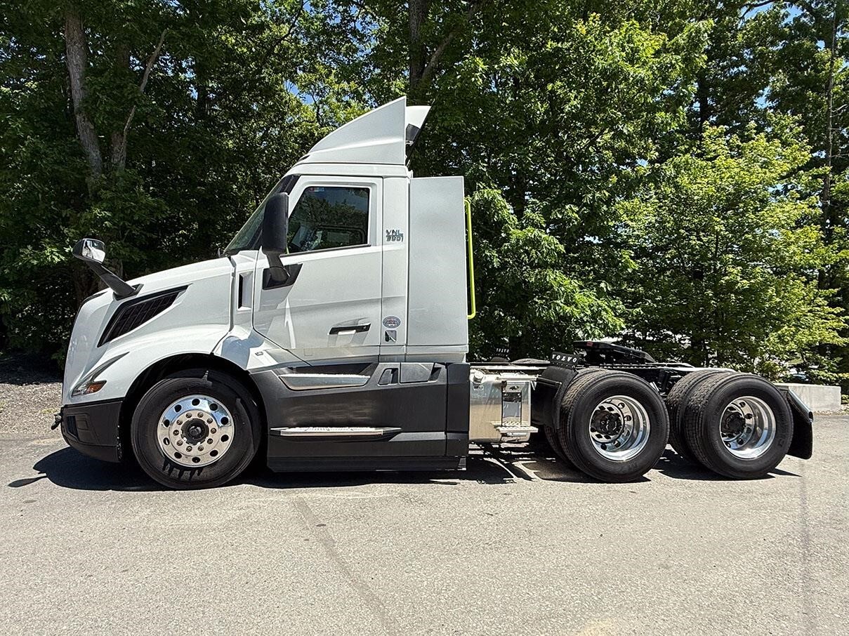 2025 VOLVO VNL64T300 in Avon, MA