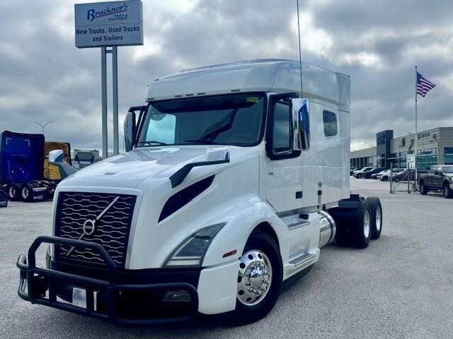 2021 VOLVO VNL64T740 in San Antonio, TX