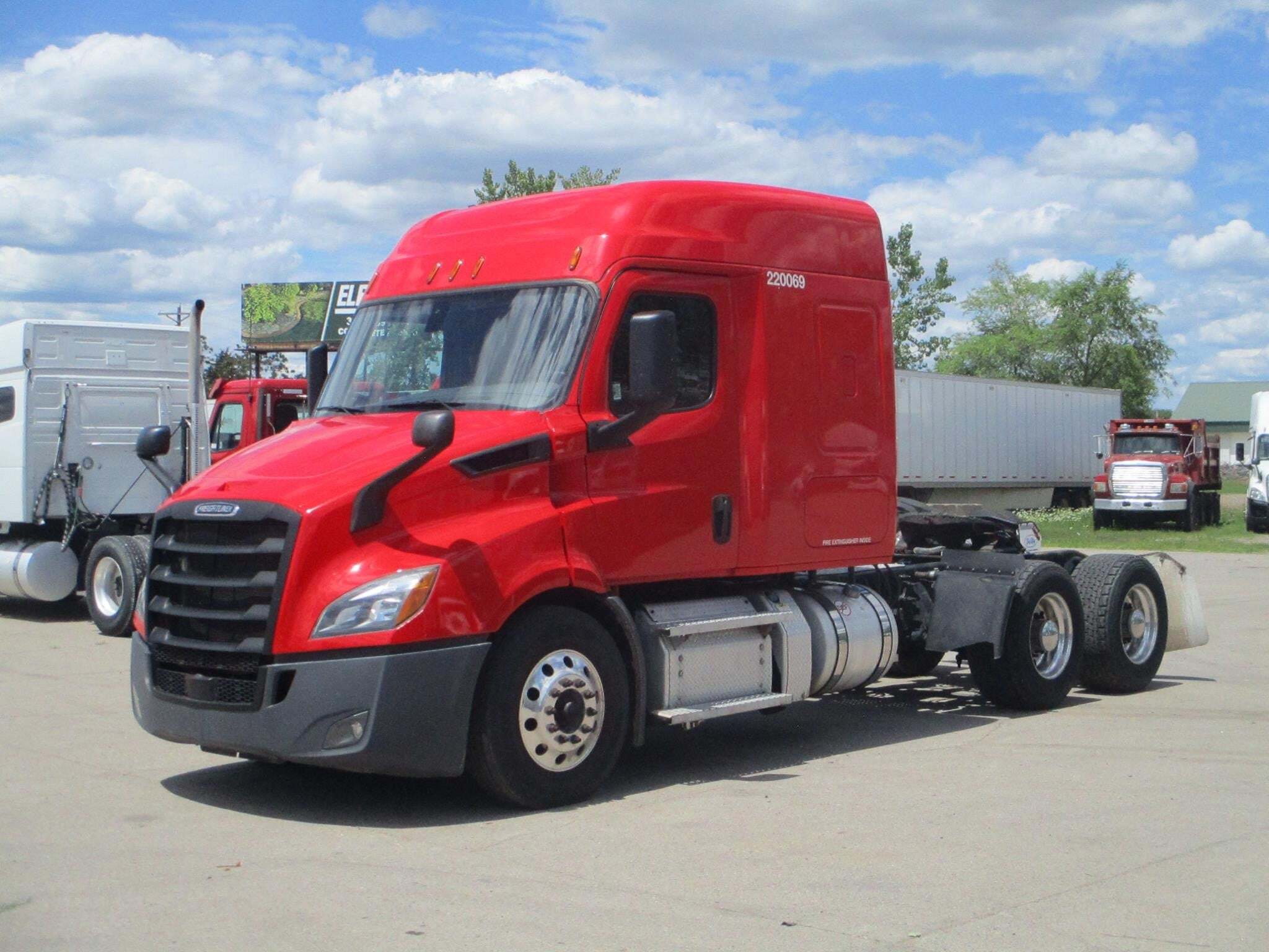 2020 FREIGHTLINER CASCADIA 116 in Saint Cloud, MN