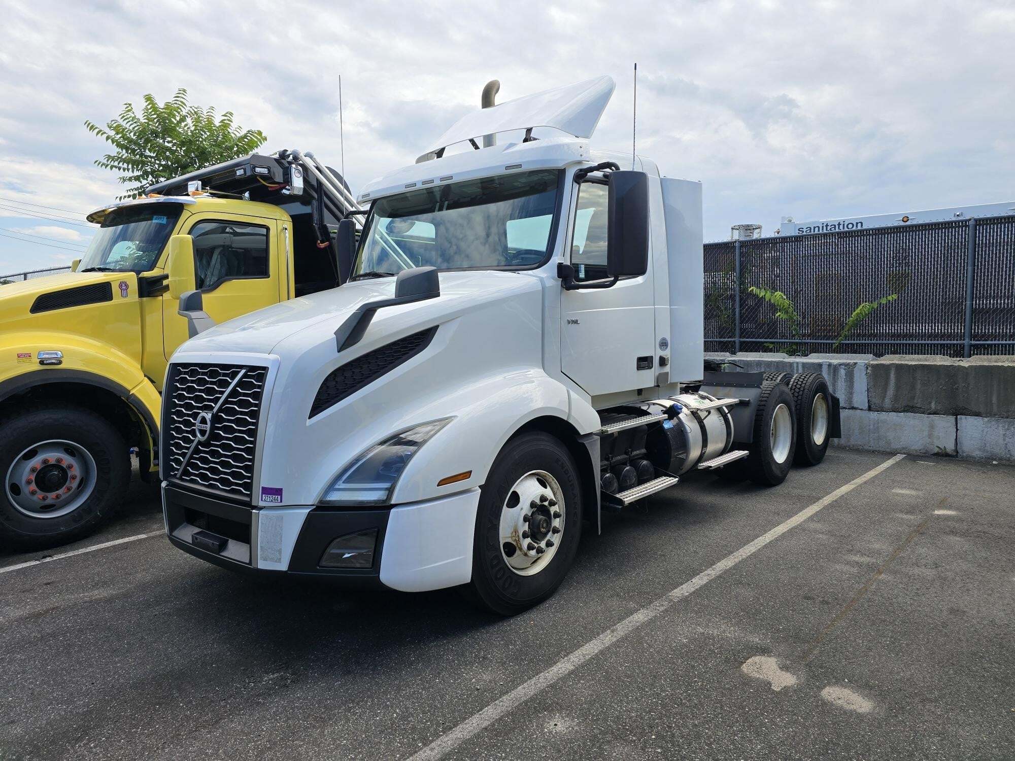 2019 VOLVO VNL64T300 in Hicksville, NY