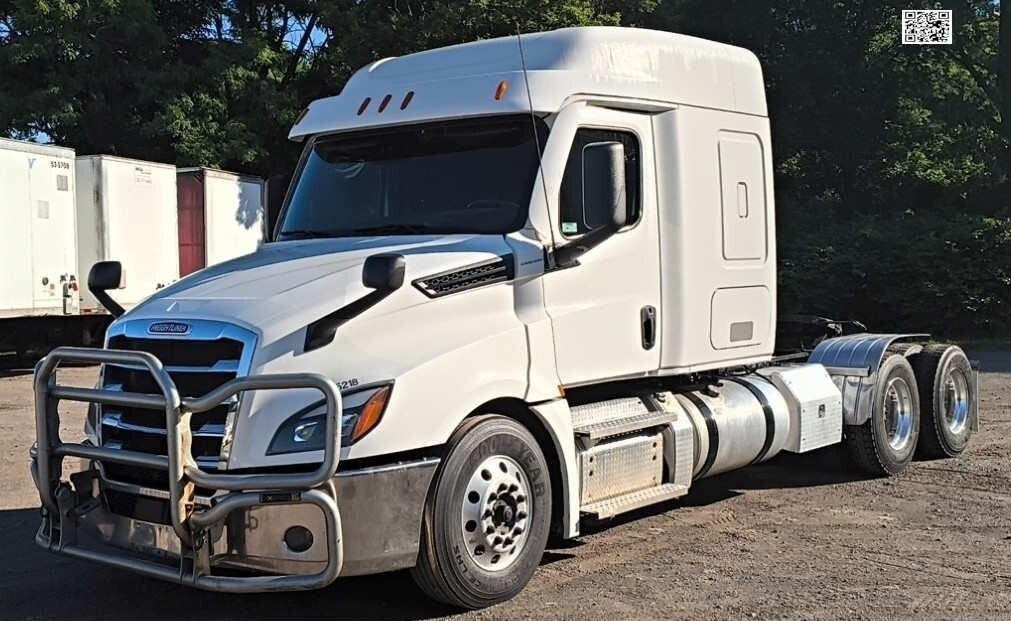 2021 FREIGHTLINER CASCADIA 126 in Girard, OH