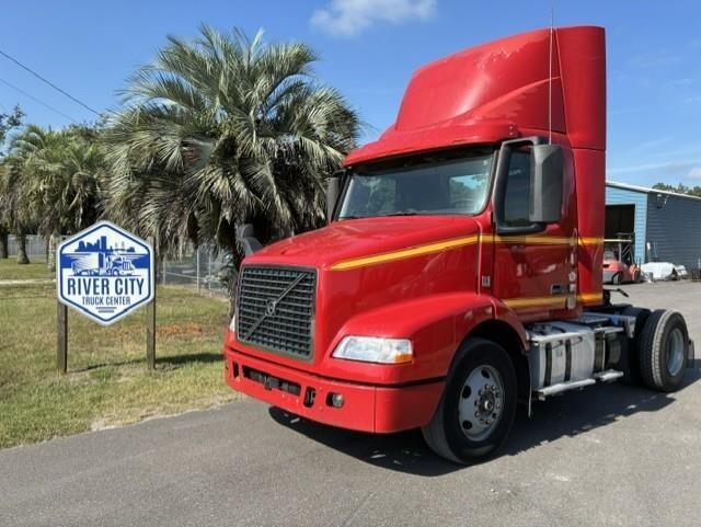 2016 VOLVO VNM42T200 in Jacksonville, FL