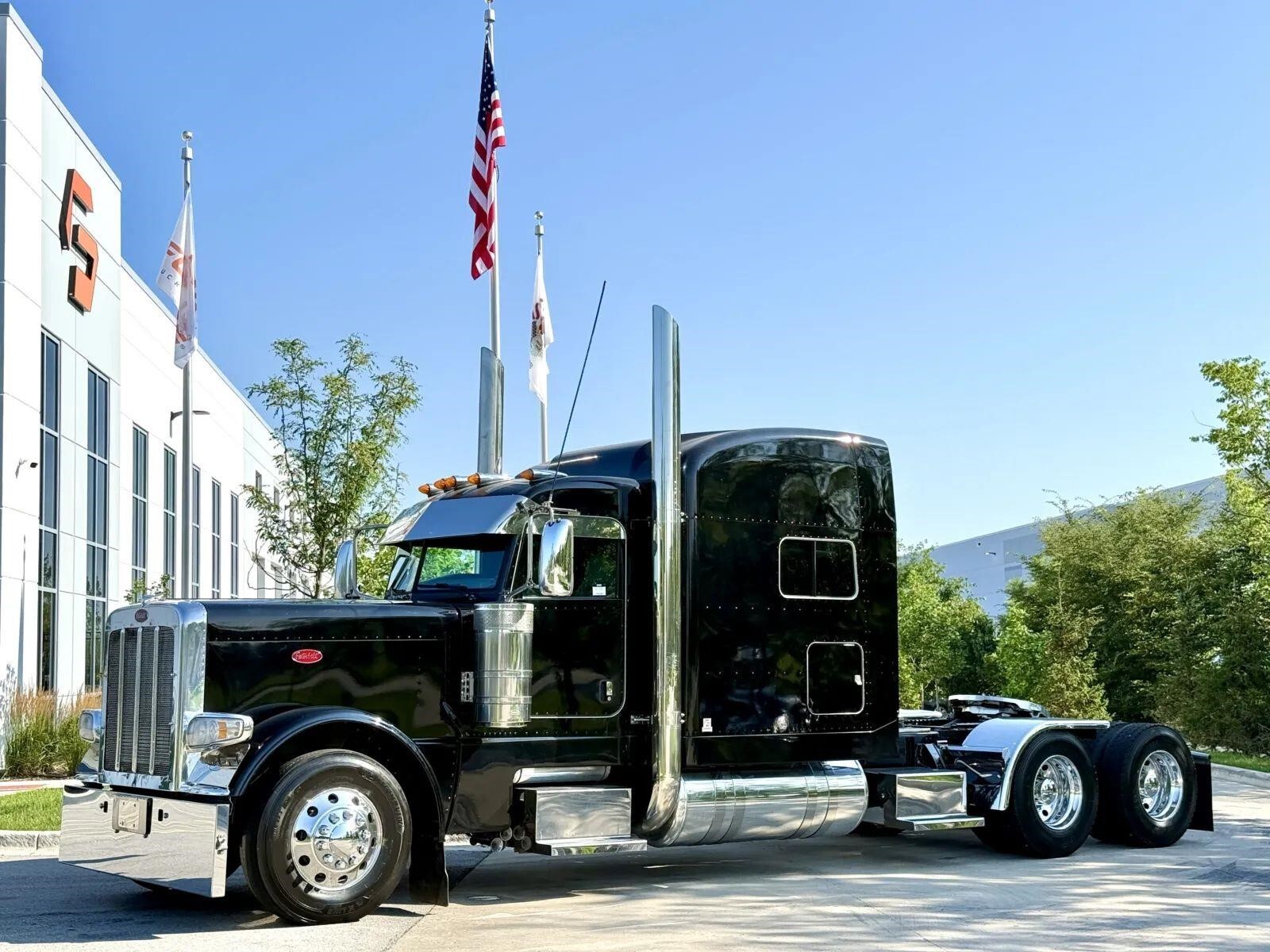 2015 PETERBILT 389 in New Lenox, IL