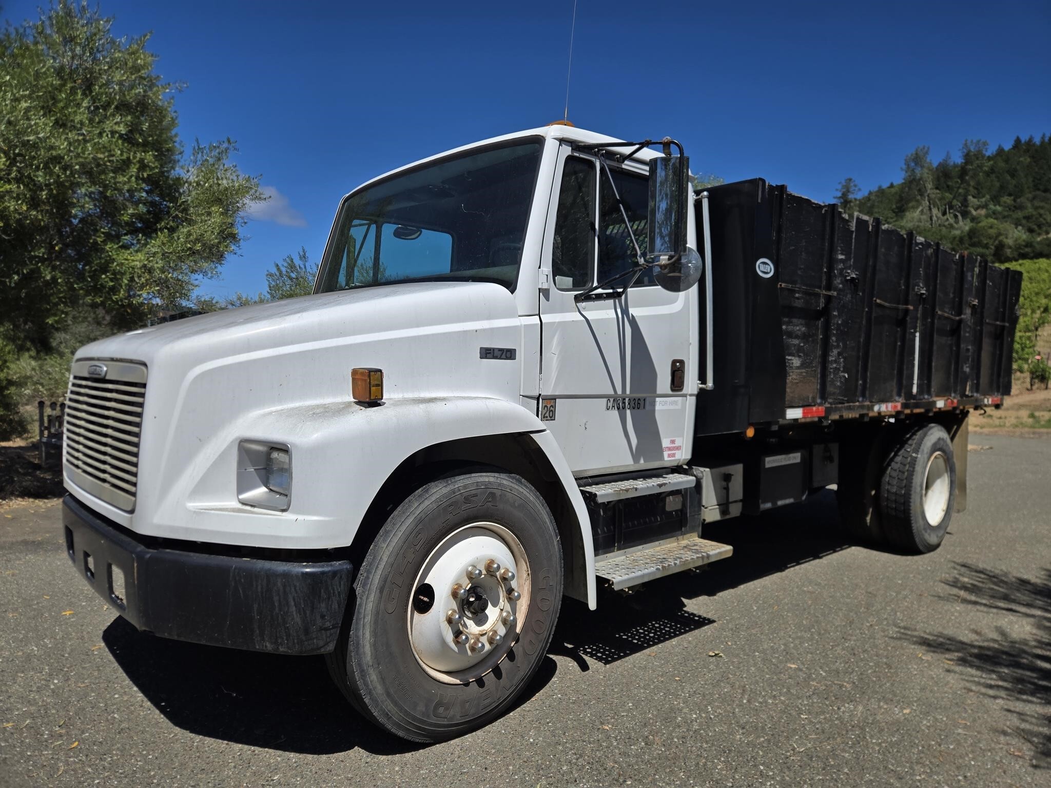 2001 FREIGHTLINER FL70 in Santa Rosa, CA