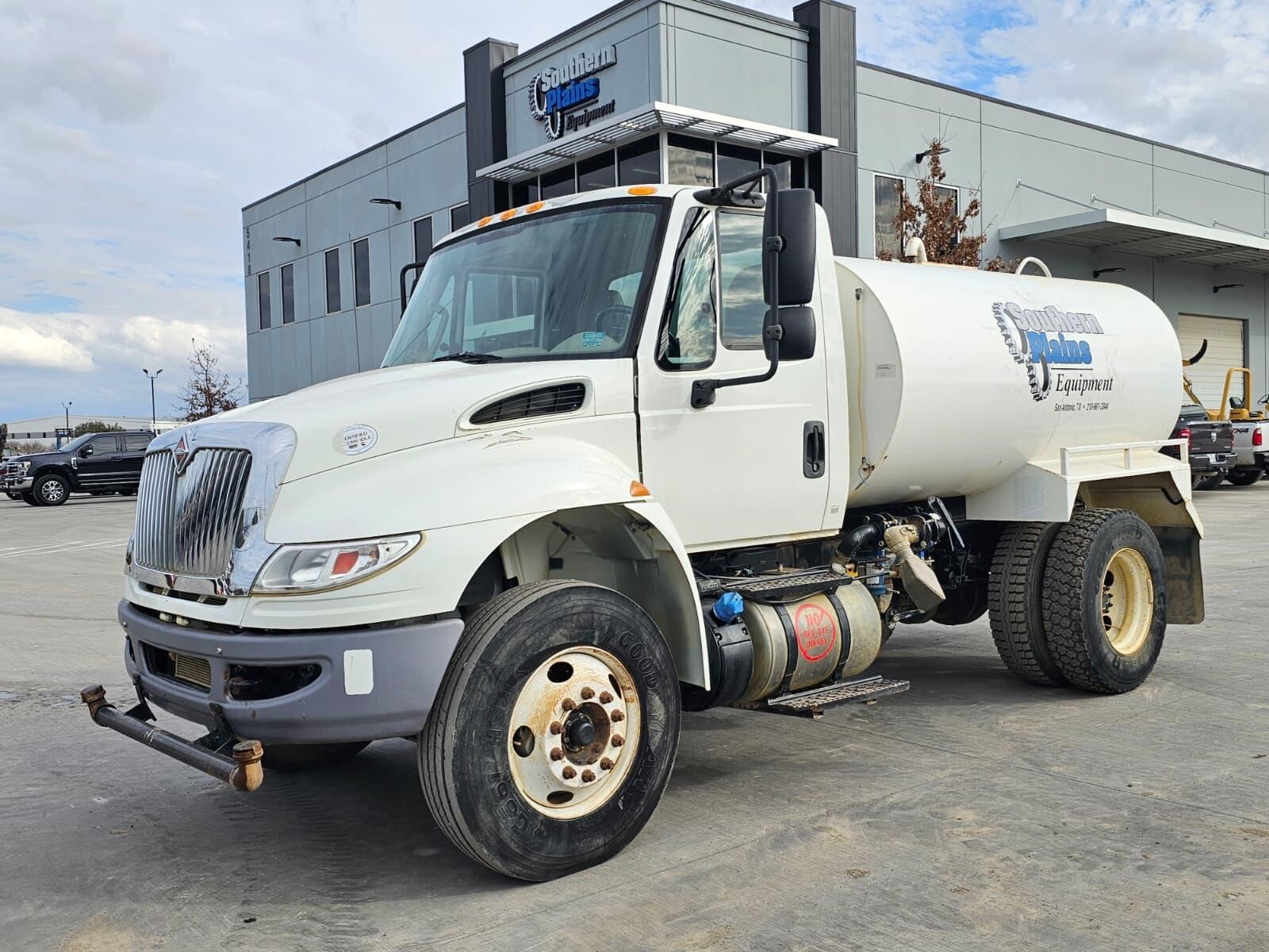 2015 INTERNATIONAL DURASTAR 4300 in San Antonio, TX