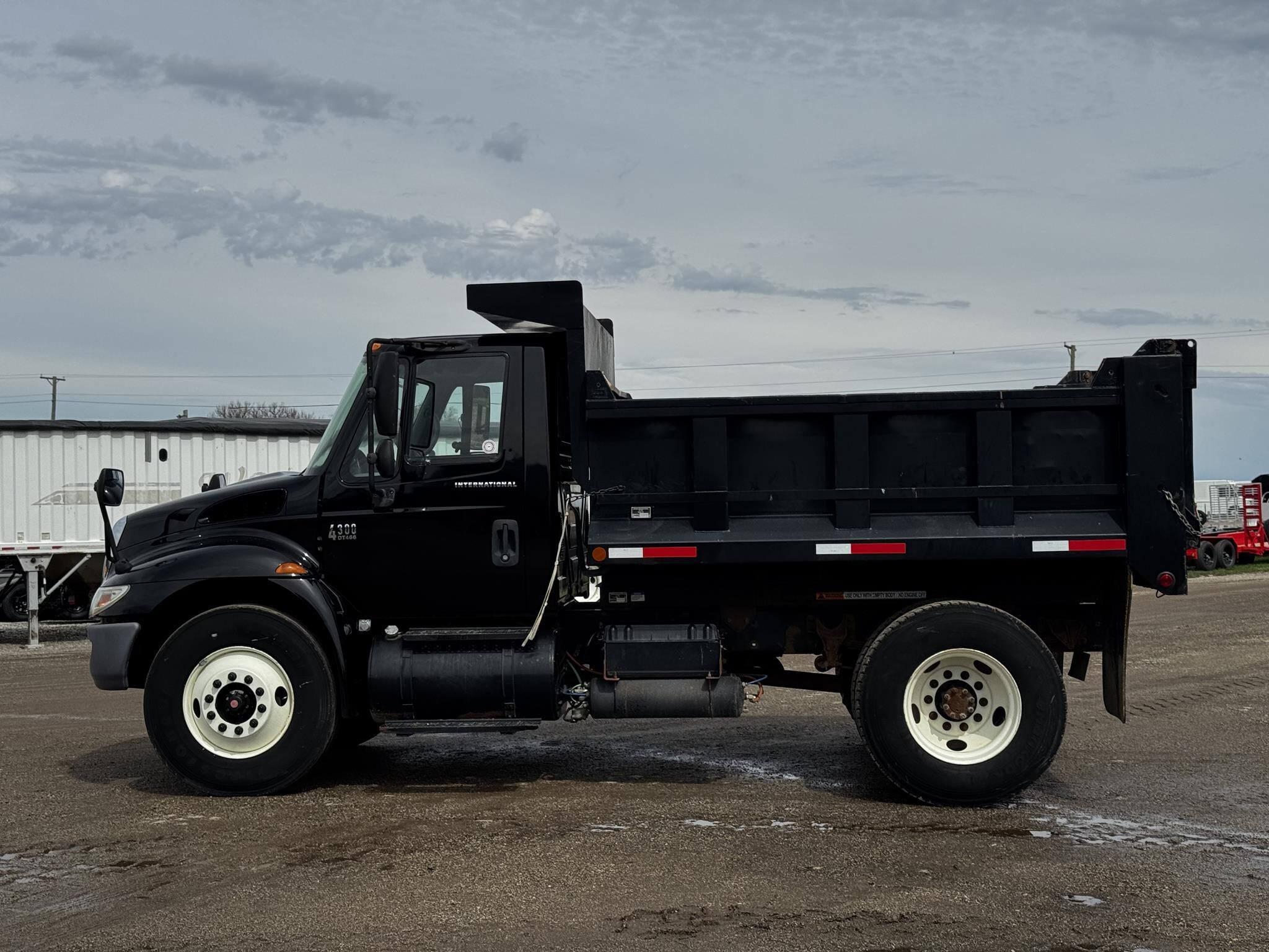 2005 INTERNATIONAL DURASTAR 4300 in Pecatonica, IL