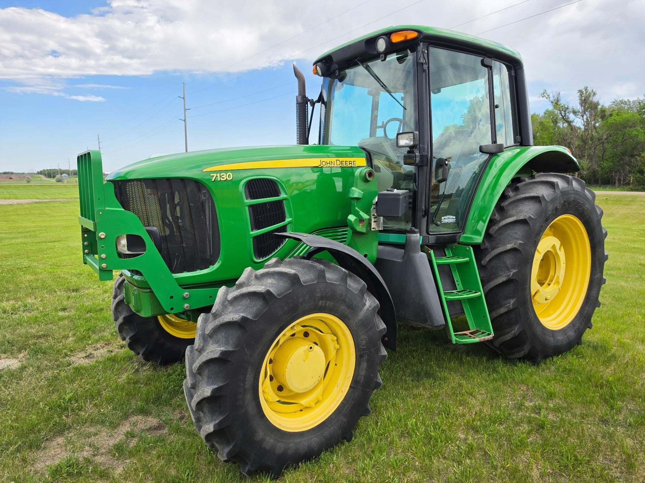 2009 JOHN DEERE 7130 in Wessington Springs, SD