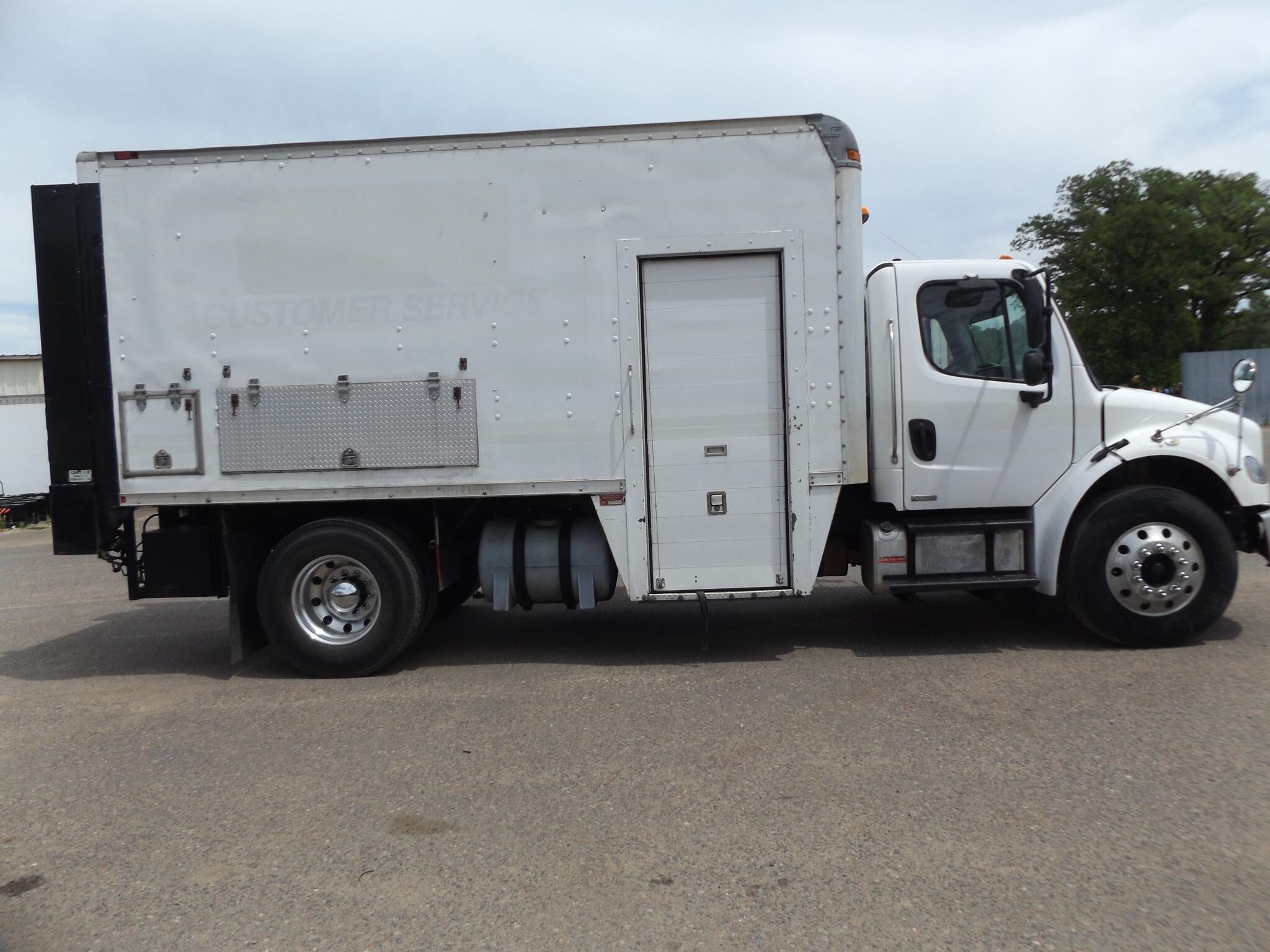 2007 FREIGHTLINER BUSINESS CLASS M2 106 in Harris, MN