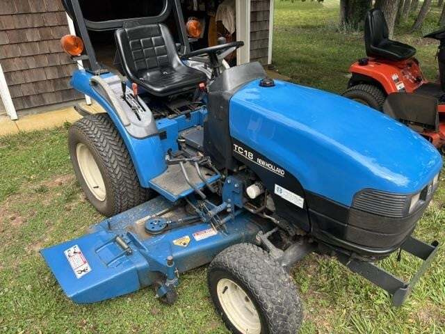 1999 NEW HOLLAND TC18 in Bridgeton, NJ