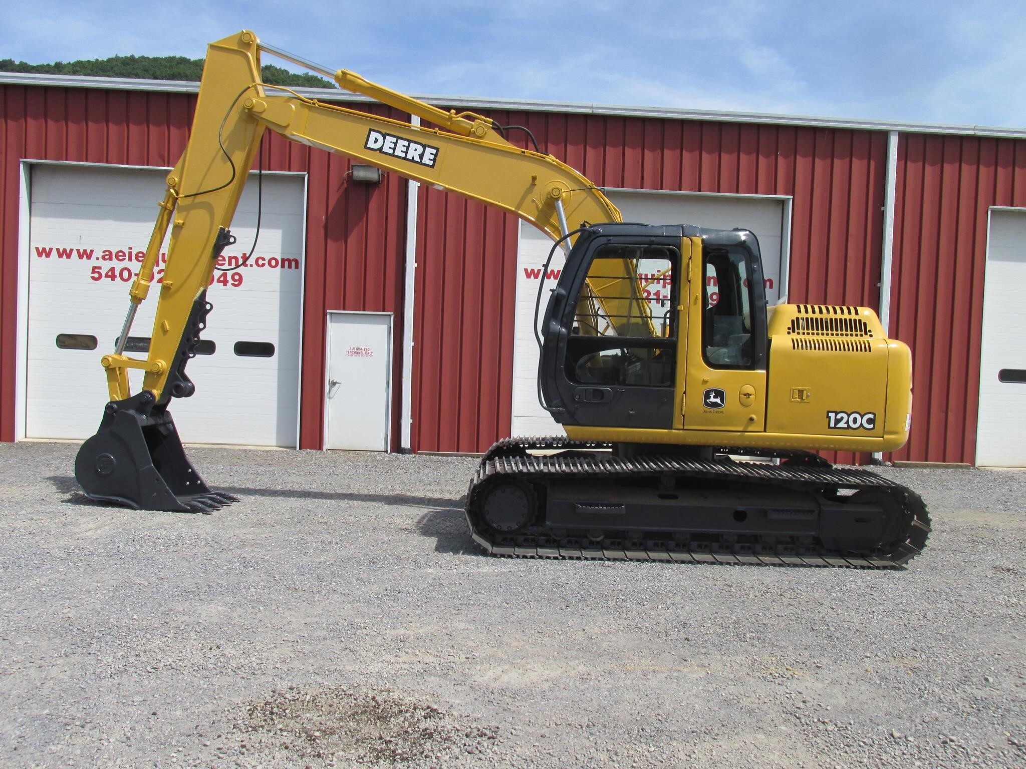 2003 DEERE 120C LC in Rich Creek, VA