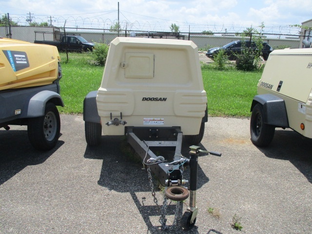 2022 DOOSAN P185 in Dayton, OH