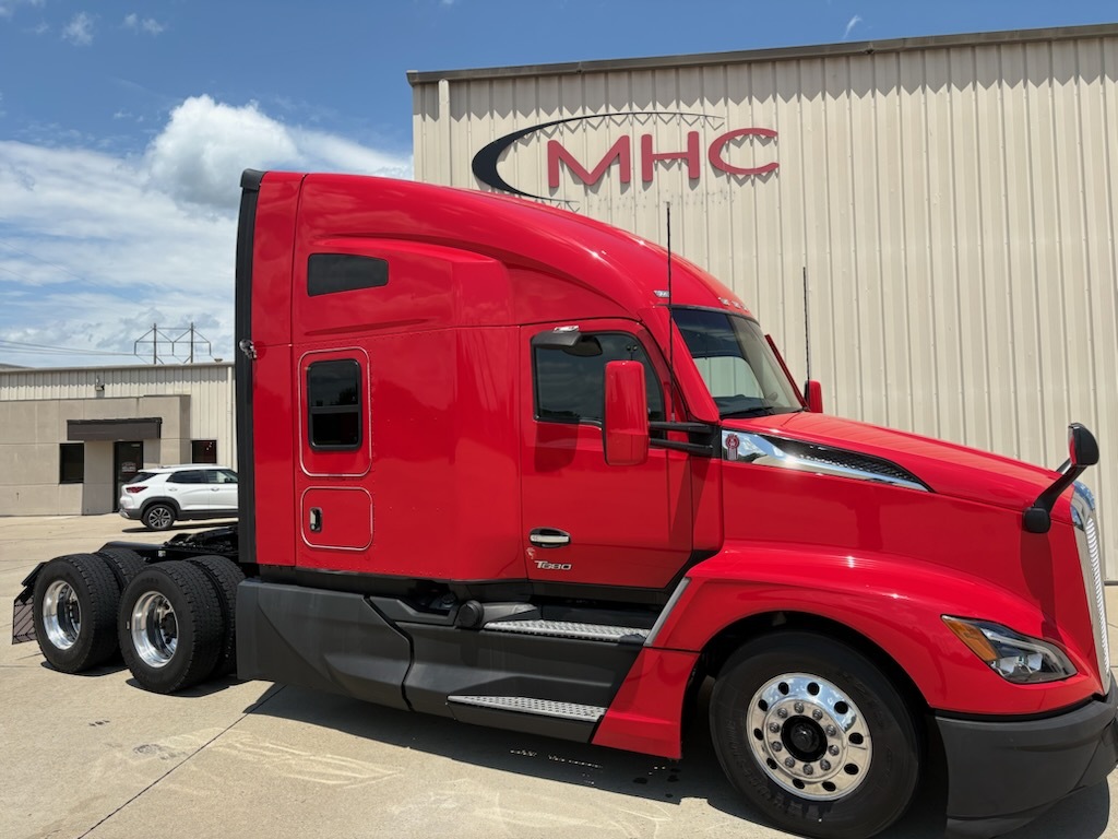 2023 KENWORTH T680 in Leawood, KS