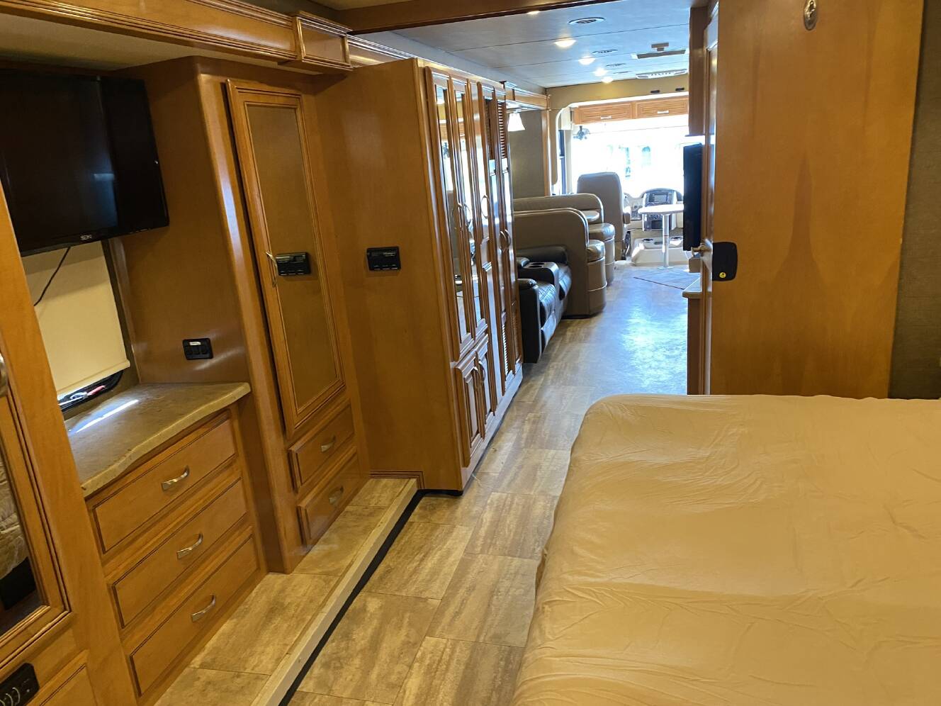 A photo of this 2017 Thor Motor Coach CHALLENGER 37LX