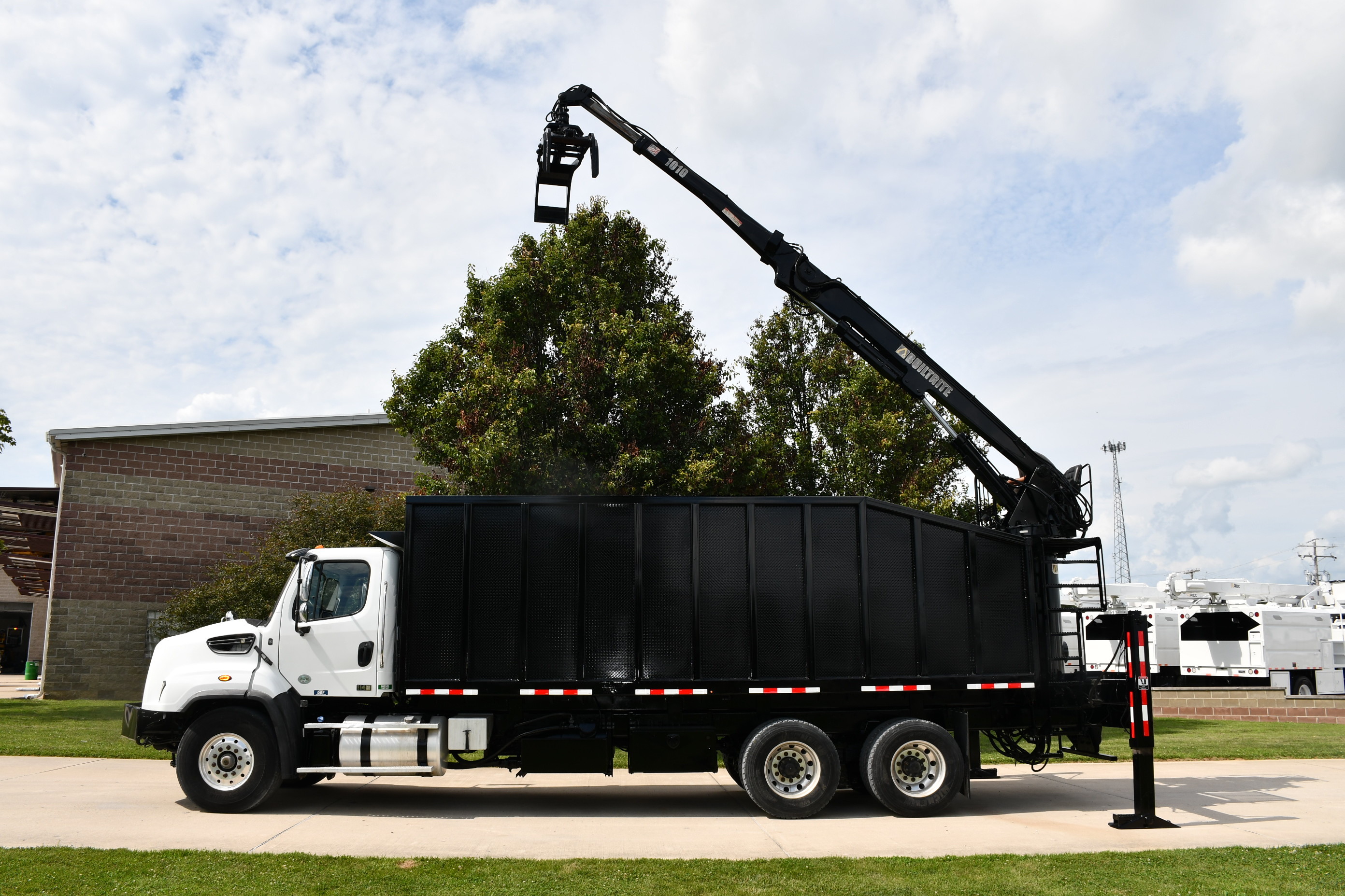 2017 FREIGHTLINER 114 SD in Clinton, IL