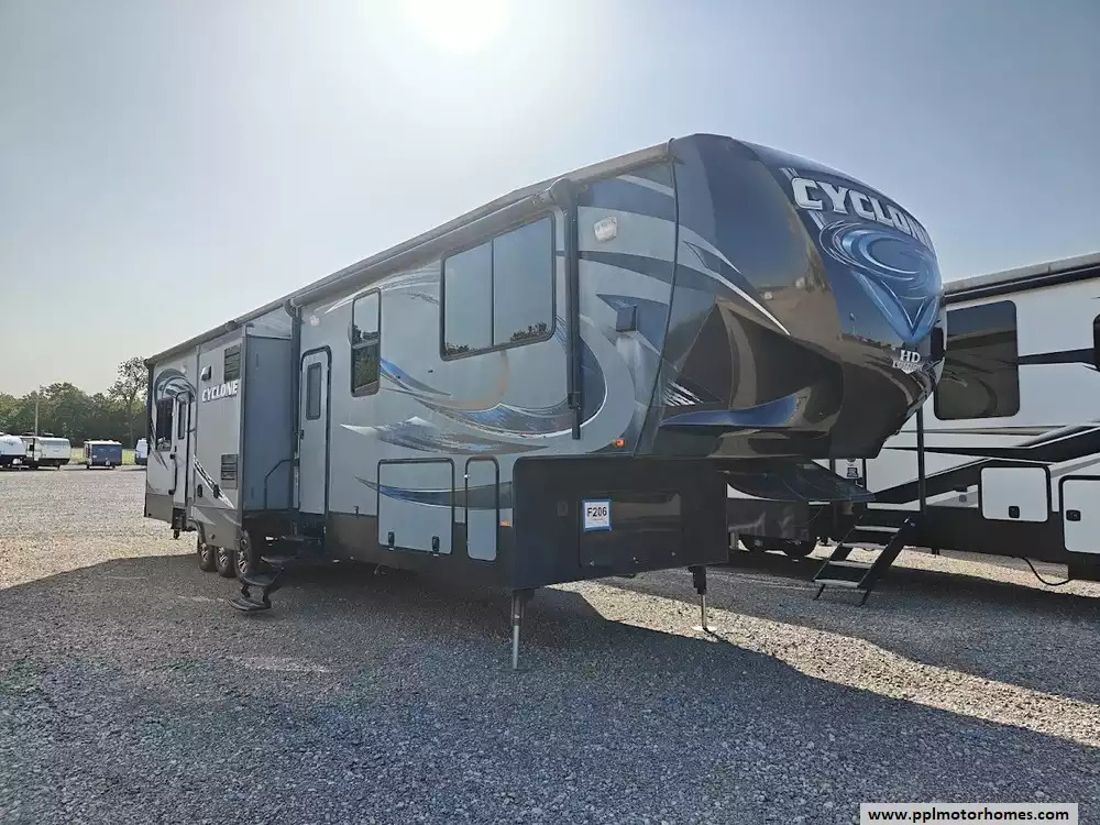 2015 Heartland Cyclone 4114 in el reno OK