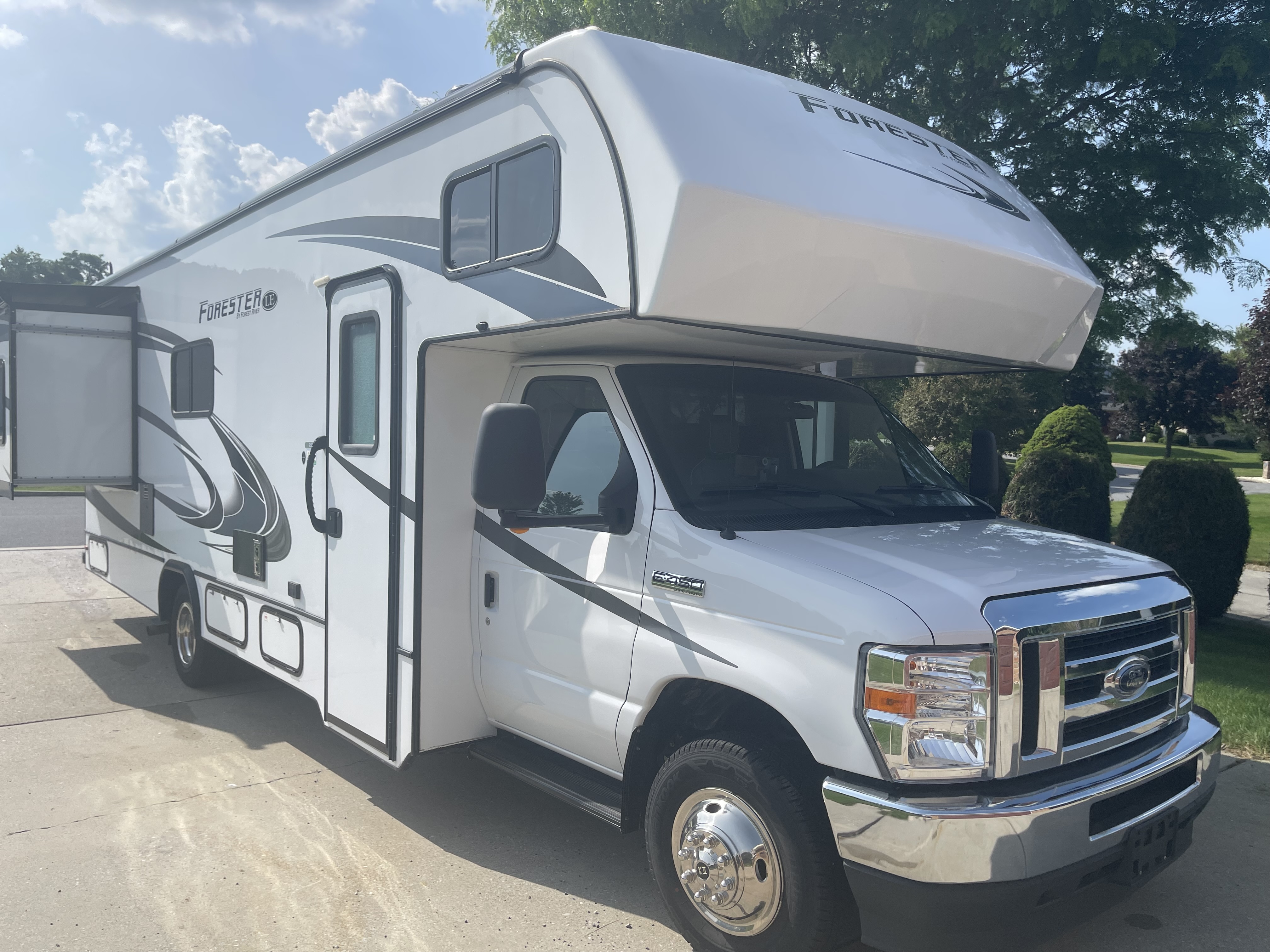 2022 Forest River FORESTER 2551DS LE in windber PA