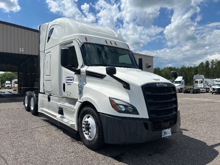 2021 FREIGHTLINER CASCADIA 126 in Eau Claire, WI