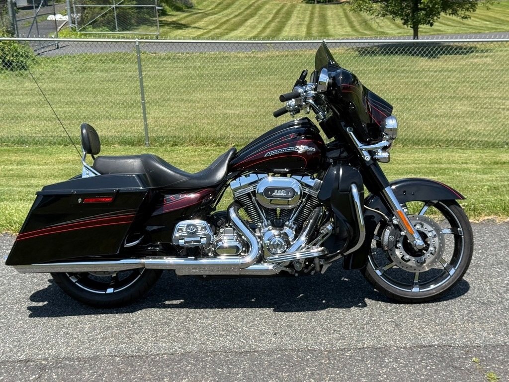 2011 Harley-Davidson Street Glide CVO Base CVO STREET GLIDE in Zieglerville, PA