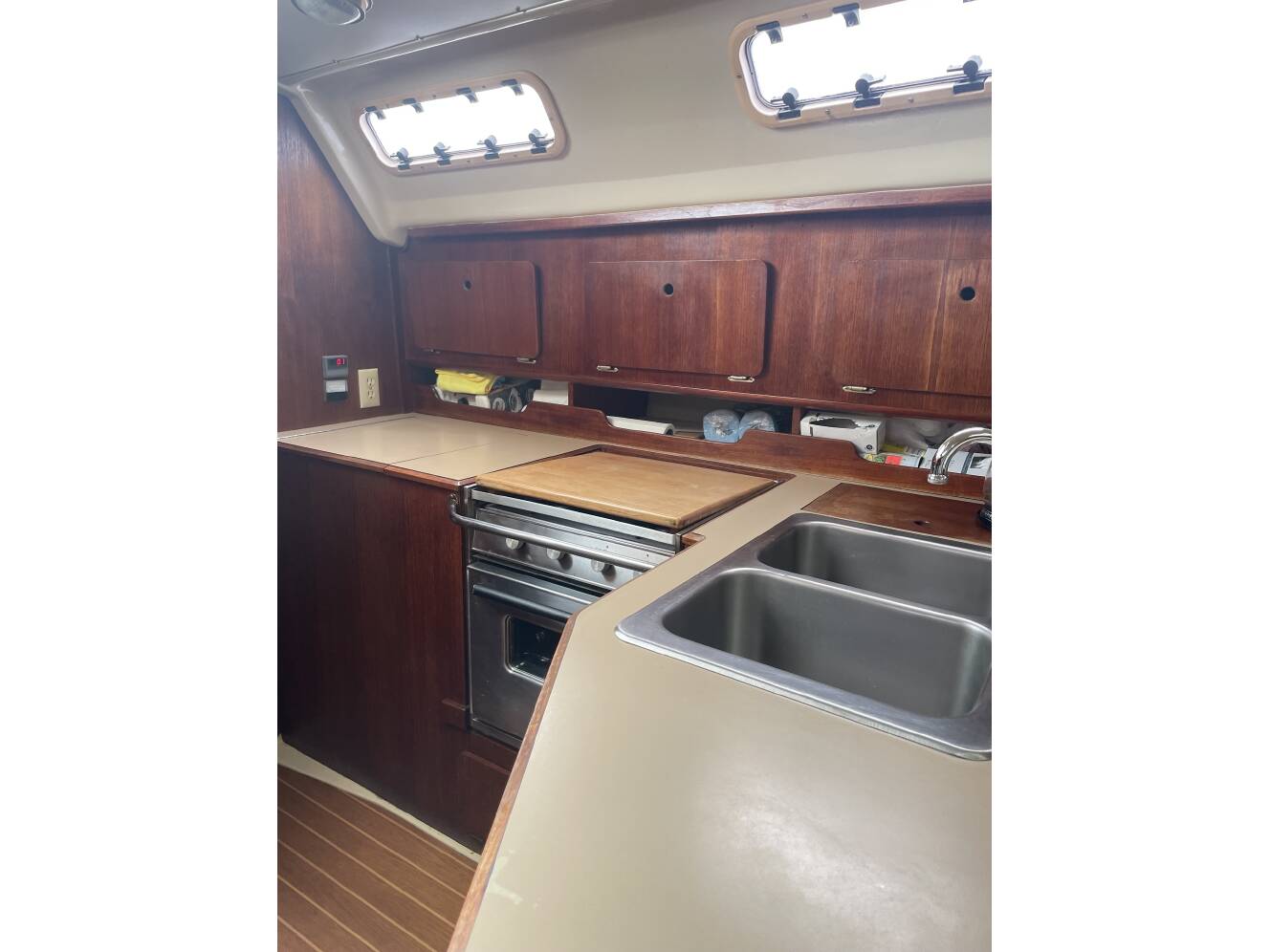 A photo of this 1989 Hunter LEGEND 37