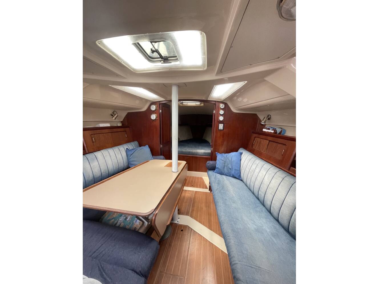 A photo of this 1989 Hunter LEGEND 37