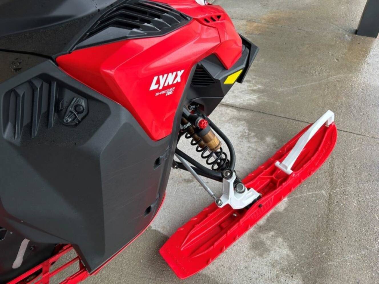 A photo of this 2024 Lynx® Shredder RE 850 E-TEC_3900_HAlt_10.25"