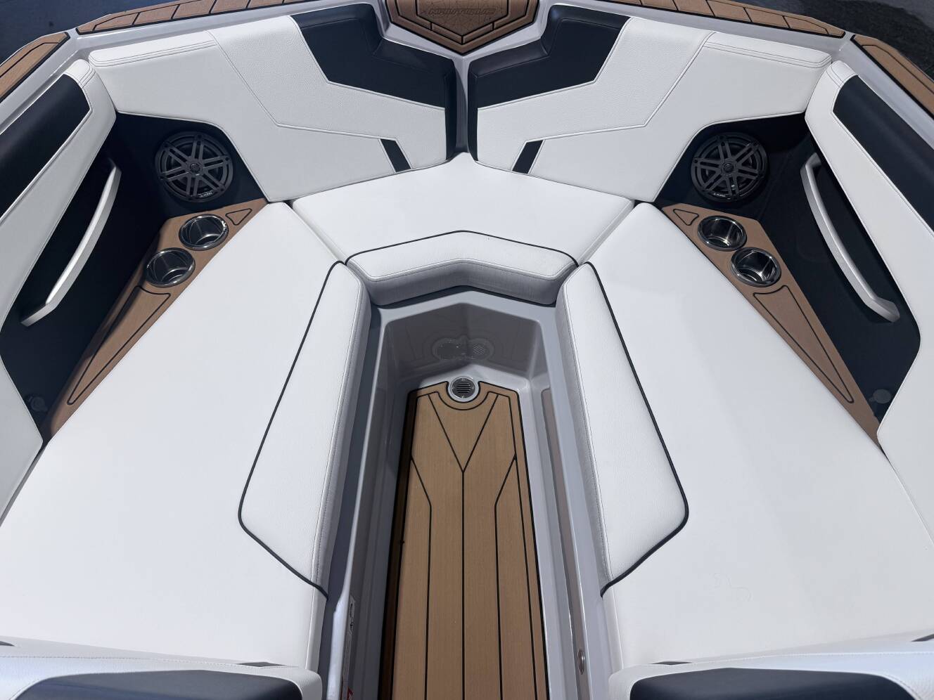 A photo of this 2026 Nautique GS24