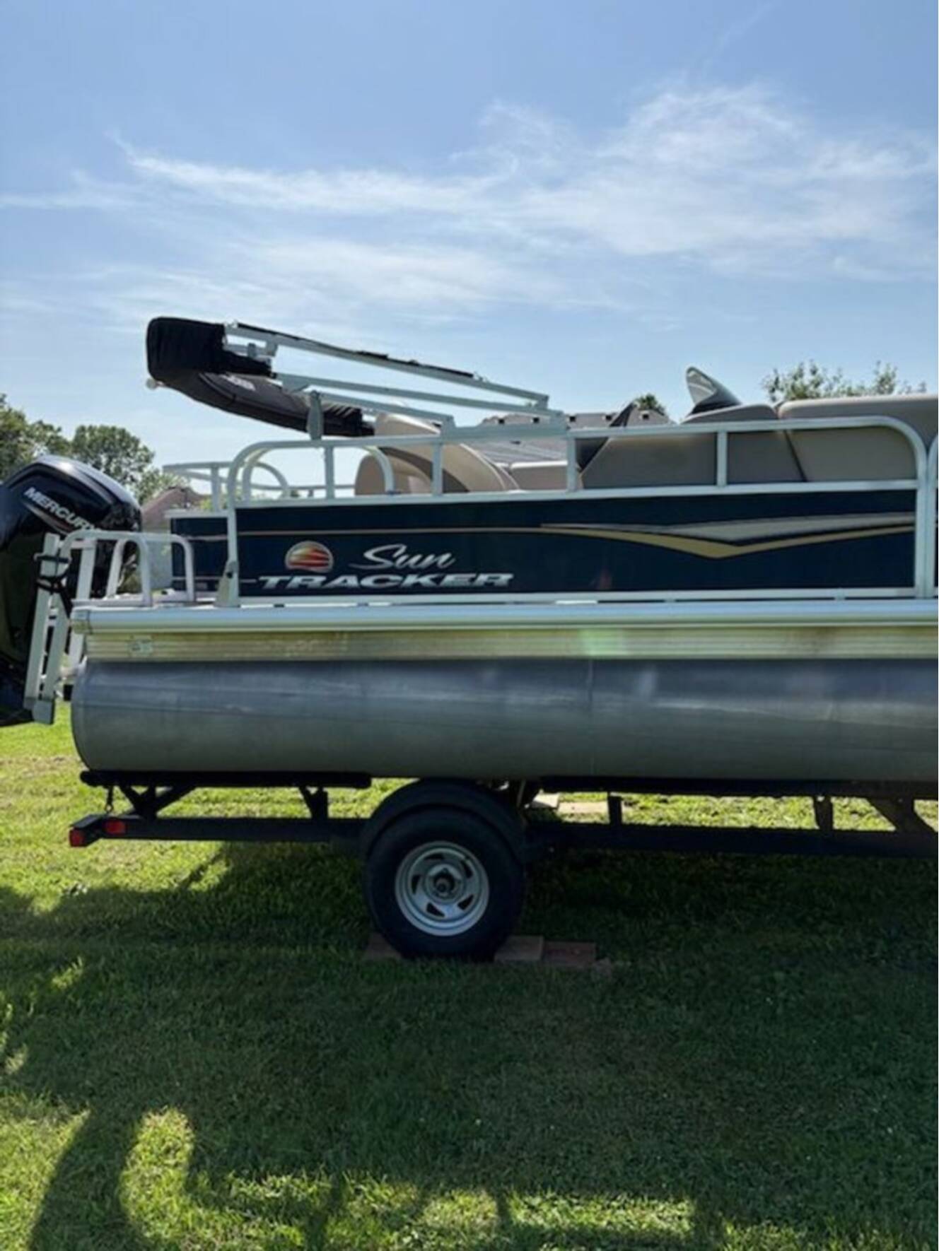 A photo of this 2022 Sun Tracker Party Barge 18 DLX