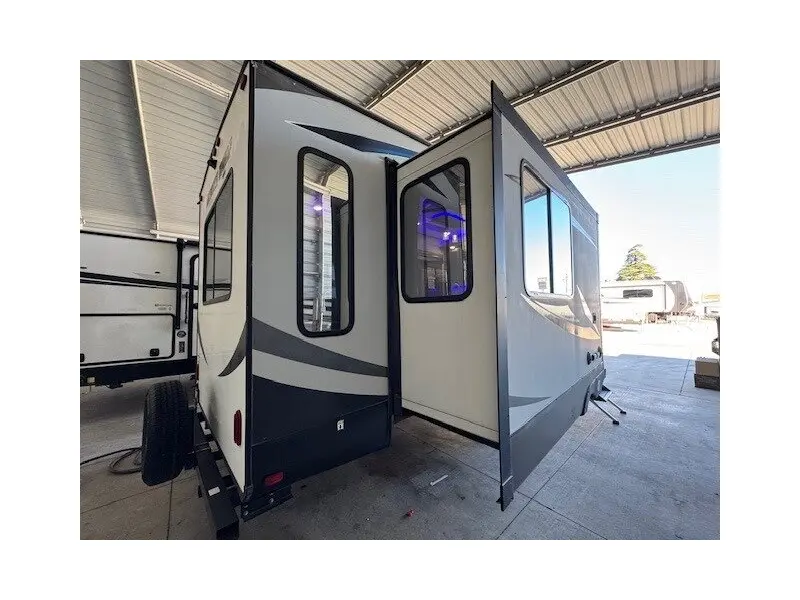 2019 FOREST RIVER CHEROKEE ARCTIC WOLF 285RL4