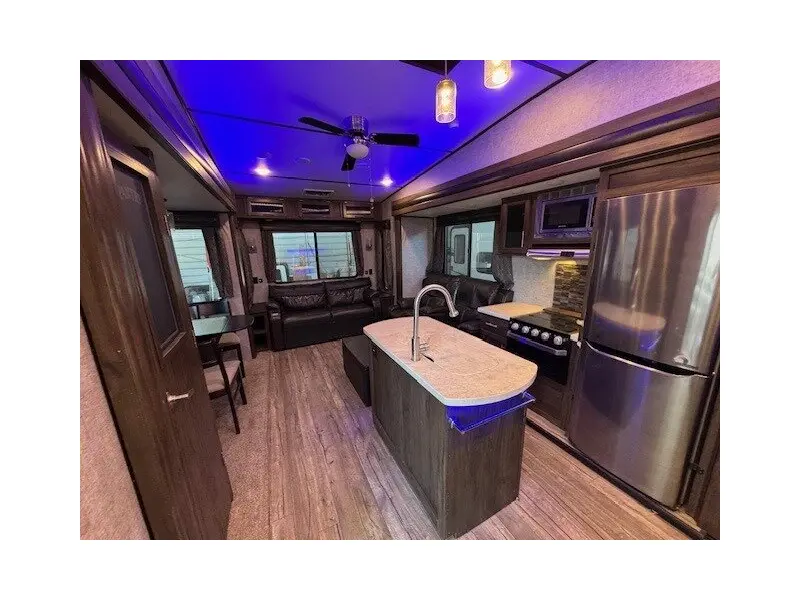 2019 FOREST RIVER CHEROKEE ARCTIC WOLF 285RL4