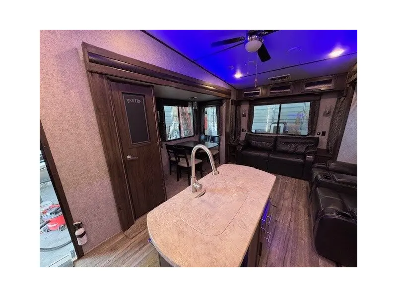 2019 FOREST RIVER CHEROKEE ARCTIC WOLF 285RL4