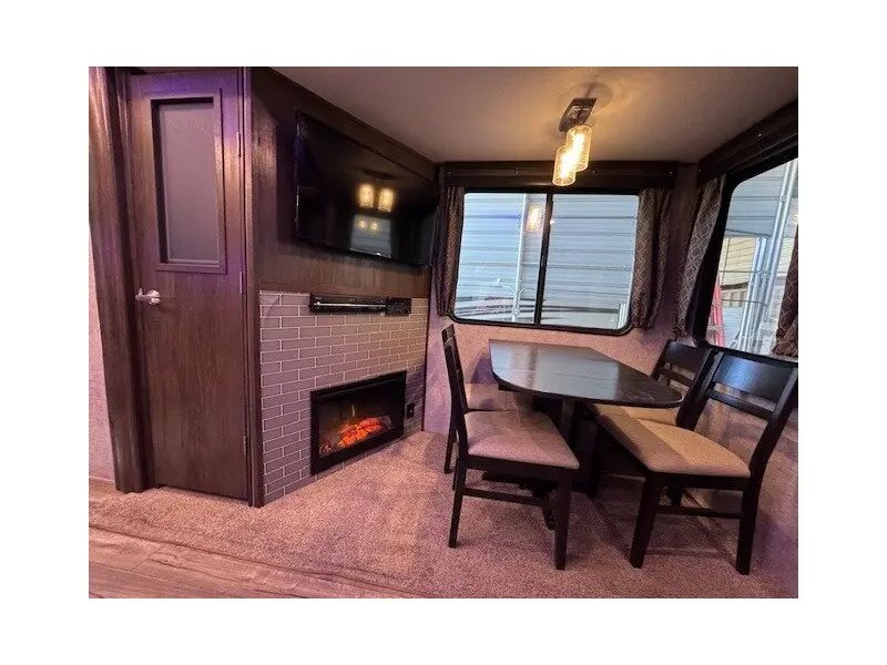 2019 FOREST RIVER CHEROKEE ARCTIC WOLF 285RL4