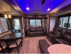 2019 FOREST RIVER CHEROKEE ARCTIC WOLF 285RL4