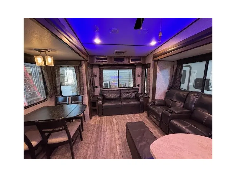 2019 FOREST RIVER CHEROKEE ARCTIC WOLF 285RL4