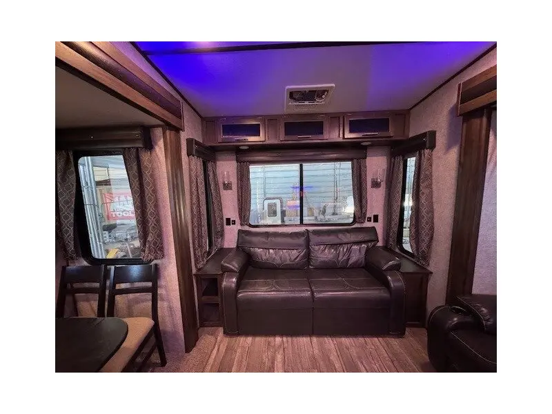 2019 FOREST RIVER CHEROKEE ARCTIC WOLF 285RL4