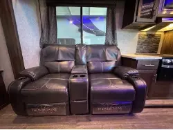2019 FOREST RIVER CHEROKEE ARCTIC WOLF 285RL4