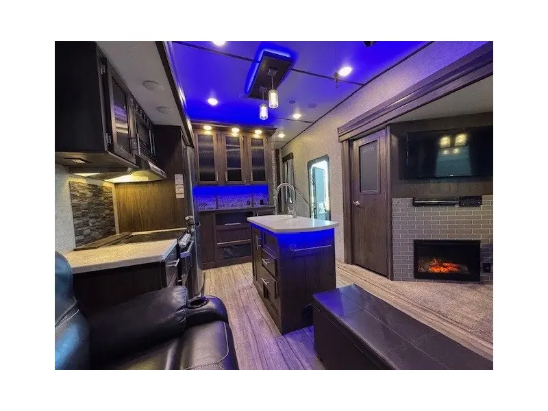 2019 FOREST RIVER CHEROKEE ARCTIC WOLF 285RL4