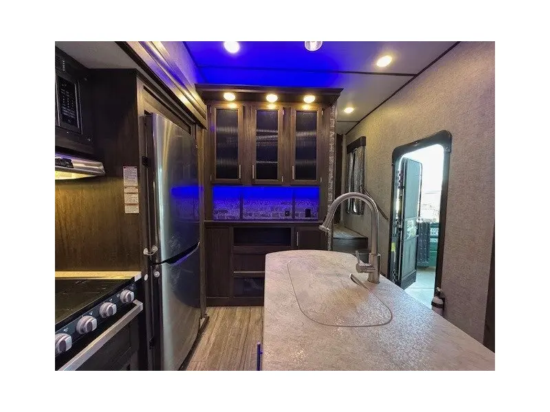 2019 FOREST RIVER CHEROKEE ARCTIC WOLF 285RL4