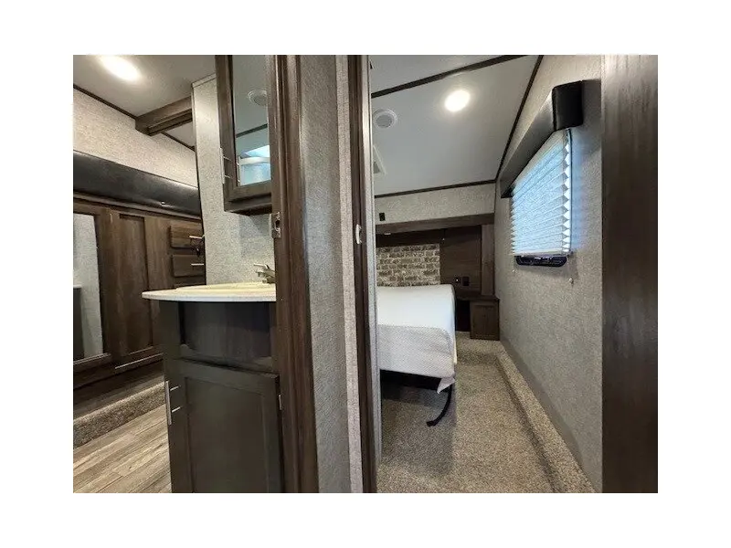 2019 FOREST RIVER CHEROKEE ARCTIC WOLF 285RL4