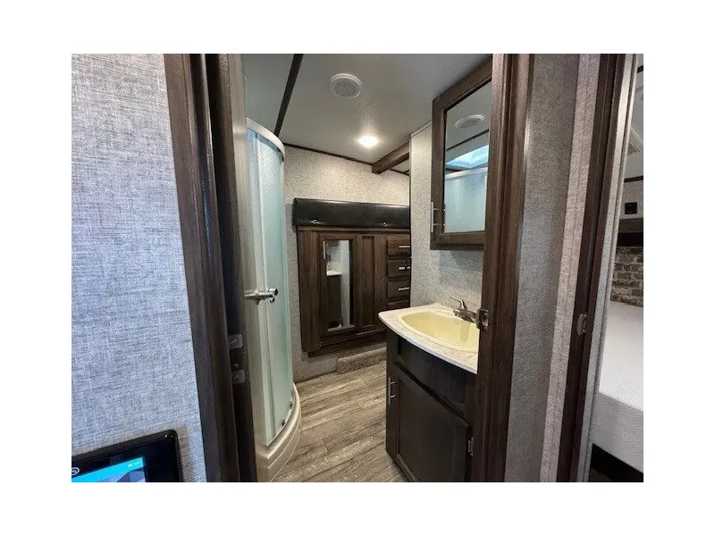 2019 FOREST RIVER CHEROKEE ARCTIC WOLF 285RL4