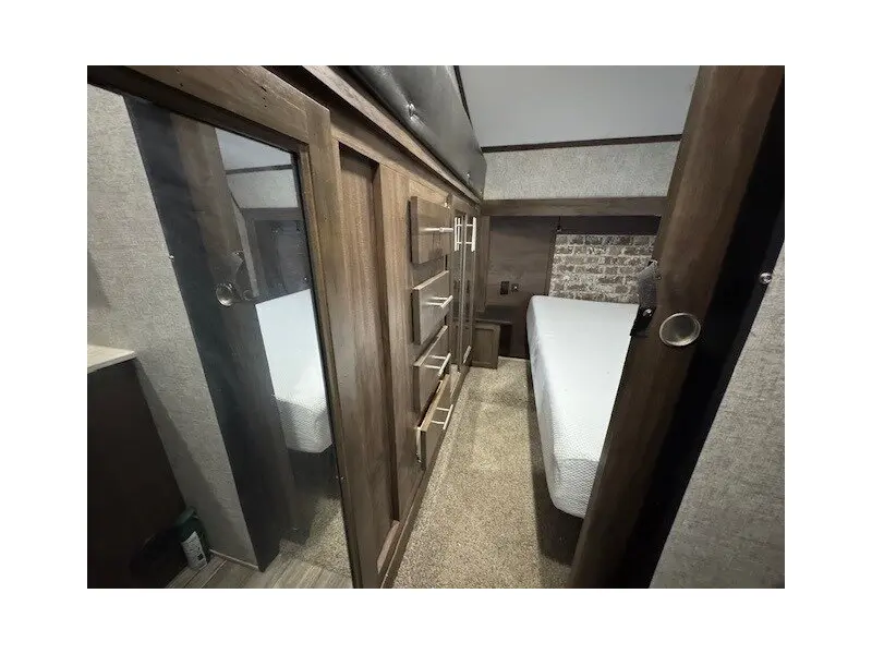 2019 FOREST RIVER CHEROKEE ARCTIC WOLF 285RL4