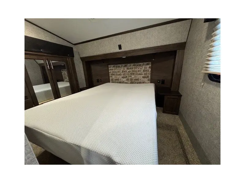 2019 FOREST RIVER CHEROKEE ARCTIC WOLF 285RL4