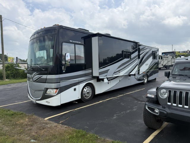 2013 Fleetwood Discovery 40G in bay city MI
