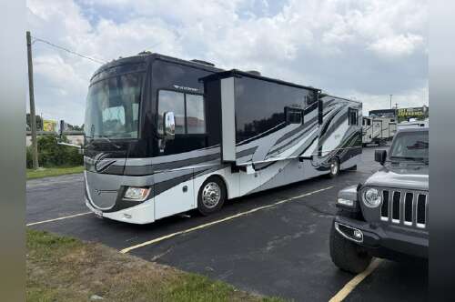 2013 Fleetwood Discovery 40G in bay city MI