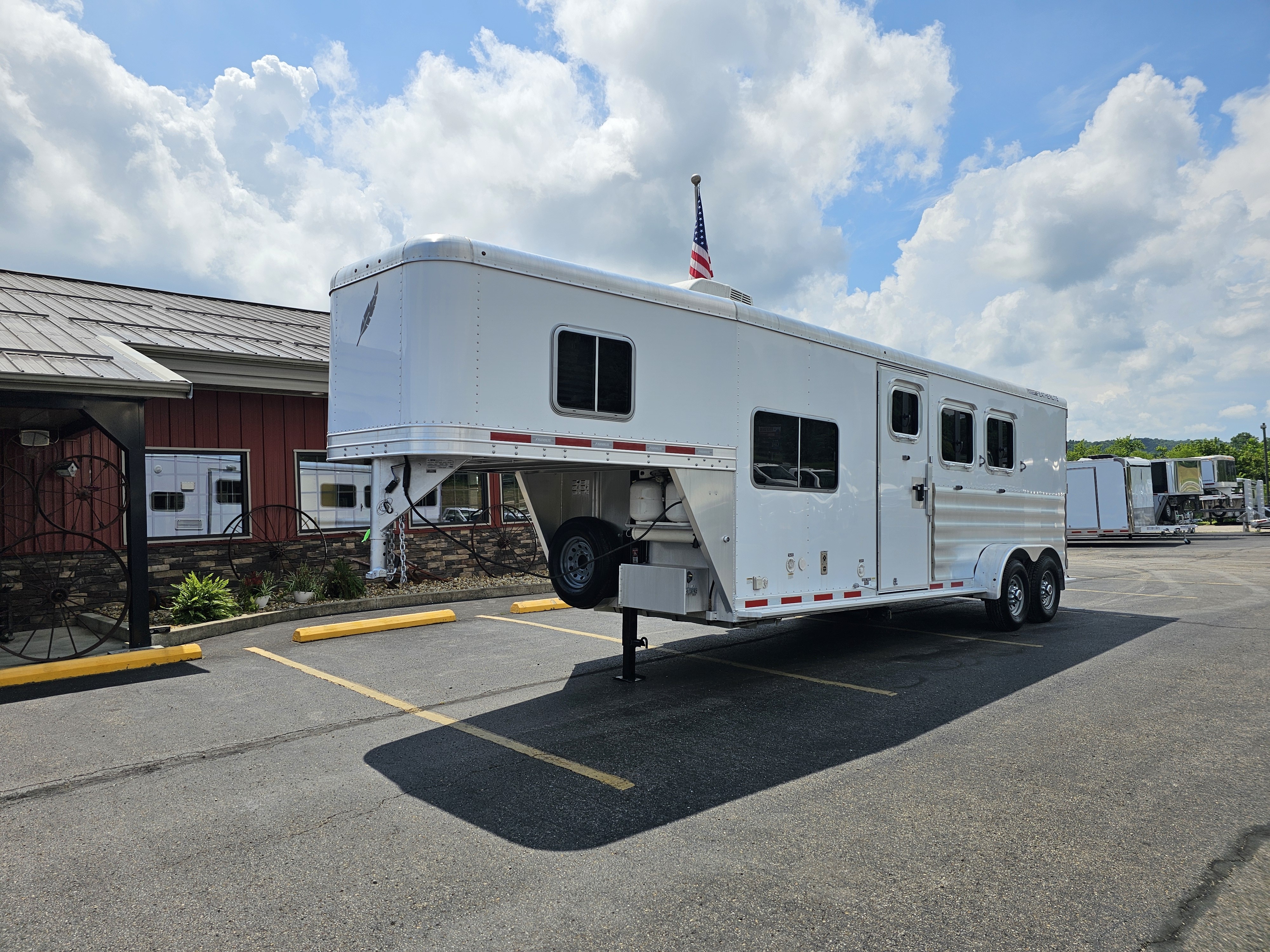 2016 FEATHERLITE 8533 Living Quarters in Athens, OH