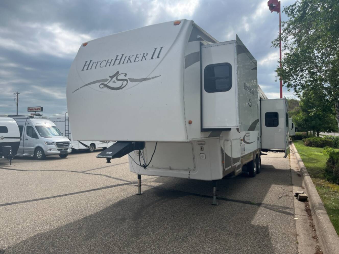 A photo of this 2008 Nuwa HitchHiker II LS 32.5 UKTG