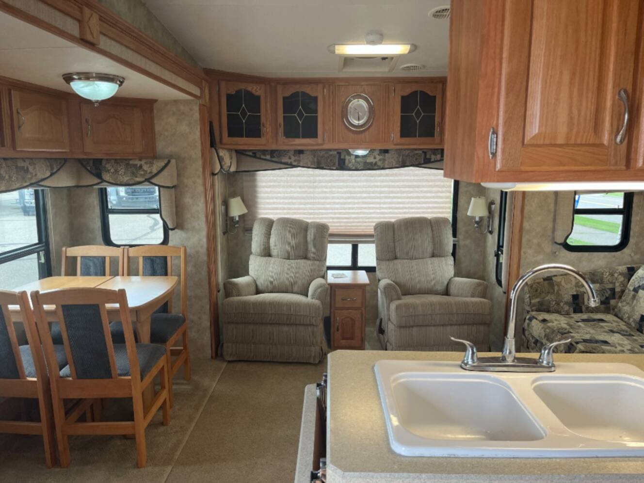 A photo of this 2008 Nuwa HitchHiker II LS 32.5 UKTG